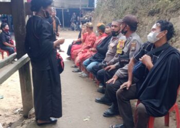 Polsek Lembang Polres Pinrang, Lakukan Monitoring Prosesi Pemakaman Adat Rambu Solo di Wilayahnya