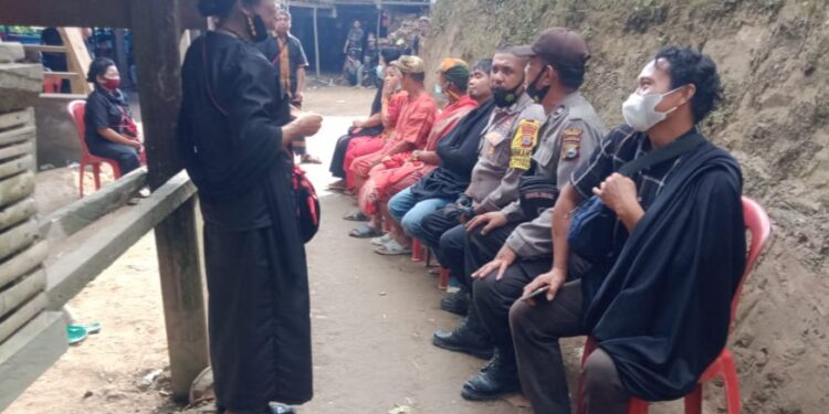 Polsek Lembang Polres Pinrang, Lakukan Monitoring Prosesi Pemakaman Adat Rambu Solo di Wilayahnya