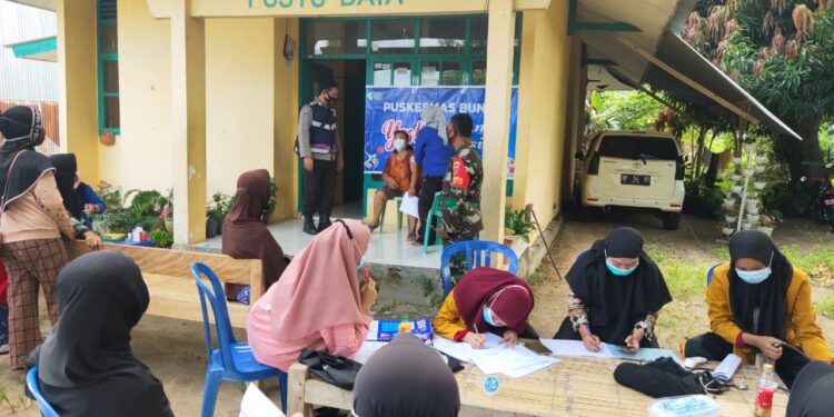 Bhabinkamtibmas Polsek Duampanua  Polres Pinrang, Pantau Pemberian Vaksin di Kelurahan Data