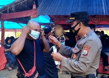 Hadiri Prosesi Pemakaman Adat Rambu Solo, Kapolsek Lembang Beri Imbauan dan Bagikan Masker