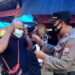 Hadiri Prosesi Pemakaman Adat Rambu Solo, Kapolsek Lembang Beri Imbauan dan Bagikan Masker
