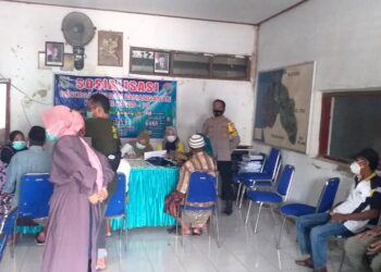 Bhabinkamtibmas polsek Duampanua Pantau Pemberian Vaksin Untuk Umur 50 Tahun ke Atas