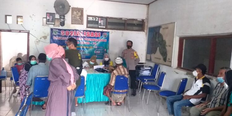 Bhabinkamtibmas polsek Duampanua Pantau Pemberian Vaksin Untuk Umur 50 Tahun ke Atas