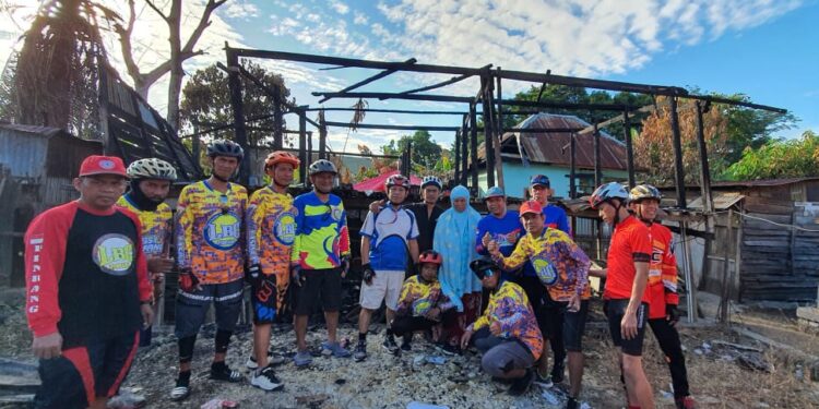 Peduli Korban Kebakaran, Komunitas Passapeda LBC Pinrang Serahkan Bantuan