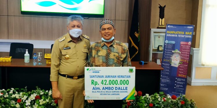 Santunan Jaminan Kematian Tiga Pegawai Syara’ di Serahkan Langsung Bupati Pinrang