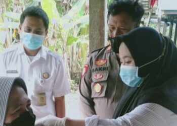 Antisipasi Penyebaran Virus covid 19, Polsek Lembang Beri Imbauan  Pada Pelaksanaan Vaksin Untuk Lansia
