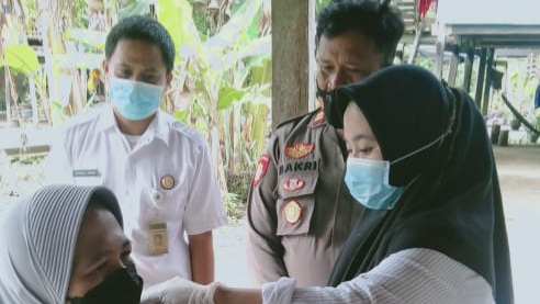 Antisipasi Penyebaran Virus covid 19, Polsek Lembang Beri Imbauan Pada Pelaksanaan Vaksin Untuk Lansia