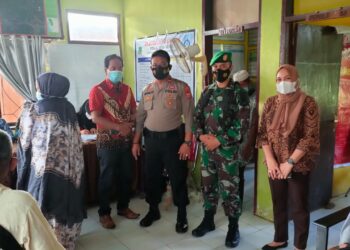 Polsek Duampanua Polres Pinrang Pantau Pemberian Vaksinasi Untuk Umur 18 Tahun ke Atas