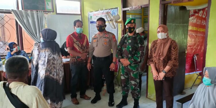 Polsek Duampanua  Polres Pinrang Pantau Pemberian Vaksinasi Untuk Umur 18 Tahun ke Atas