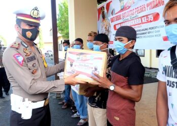 Songsong Hut Bhayangkara Ke-75, Satlantas Polres Pinrang Berbagi Dengan Masyarakat