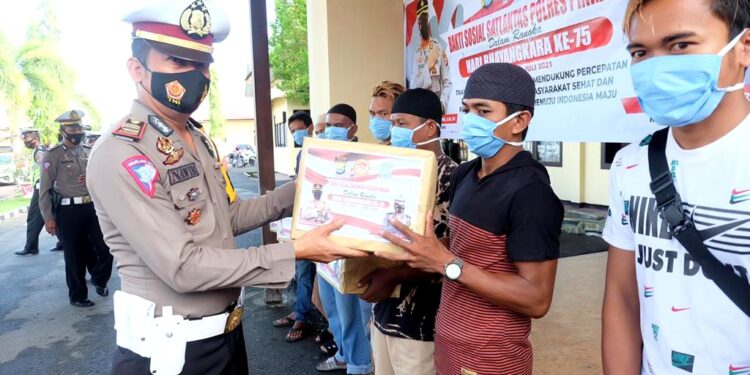 Songsong Hut Bhayangkara Ke-75, Satlantas Polres Pinrang Berbagi Dengan Masyarakat
