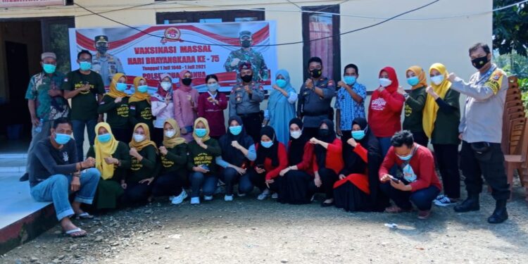 Peringati Hut Bhayangkara Ke-75, Polsek Duampanua Polres Pinrang Gelar Vaksinasi Massal