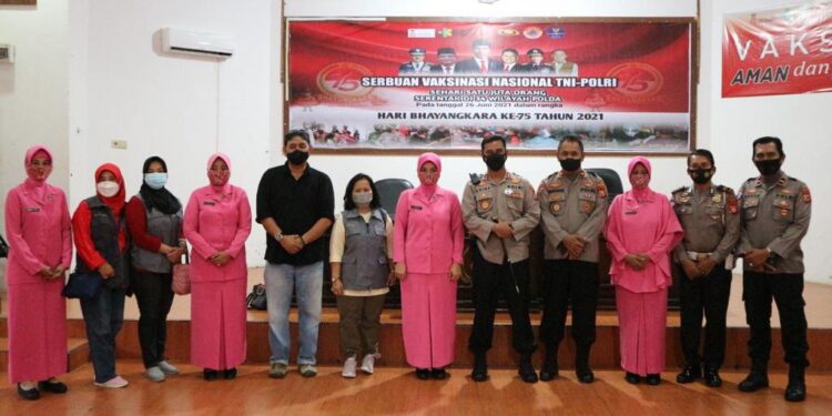 Jelang Peringatan Hari Bhayangkara ke-75, Polres Pinrang Laksanakan Vaksinasi Massal
