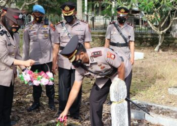 Polres Pinrang Ziarah dan Tabur Bunga di Taman Makam Pahlawan