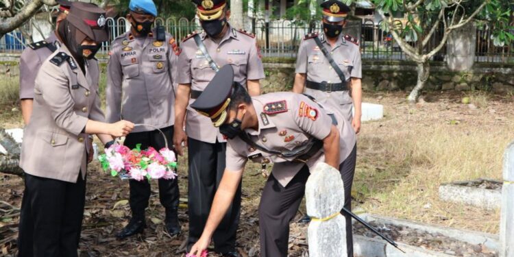 Polres Pinrang Ziarah dan Tabur Bunga di Taman Makam Pahlawan