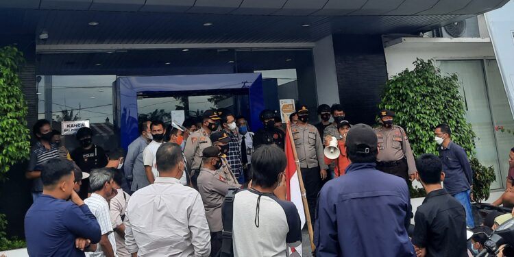 Aliansi Pemerhati Masyarakat Demo dan Tuntut BRI Cabang Pinrang Perbaiki Nama Korban Kredit KUR Fiktif