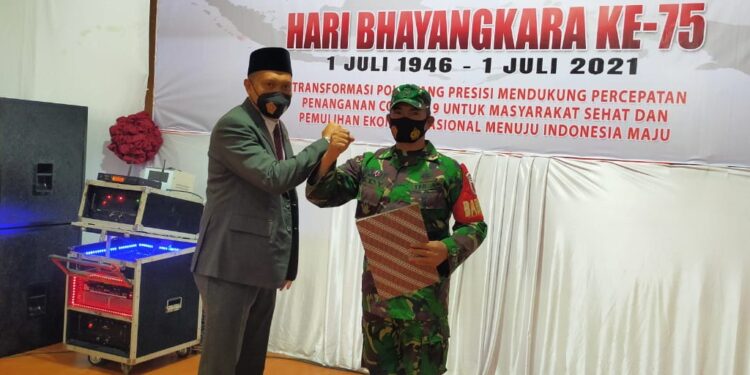 Kapolres Pinrang Beri Penghargaan kepada Babinsa dan BKTM Macorawalie Atas Gerak Cepatnya Dalam Kasus Pembunuhan 