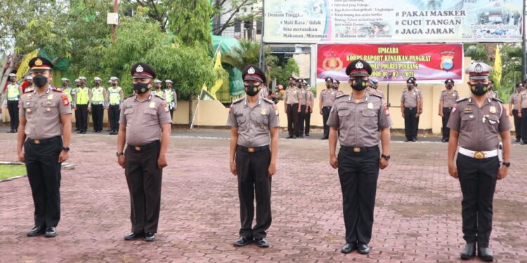 Kapolres Pinrang Pimpin Upacara Kenaikan Pangkat 32 Personel