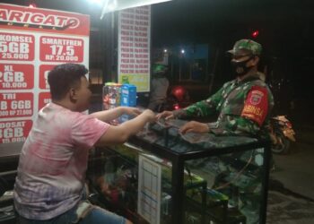 Patroli malam di wilayahnya, Serda Edy Pastikan warga melaksanakan Protkes dalam Beraktifitas