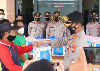 Kapolres Pinrang Serahkan Bantuan Sembako Secara Simbolis Kepada Warga Yang Terdampak PPKM Darurat