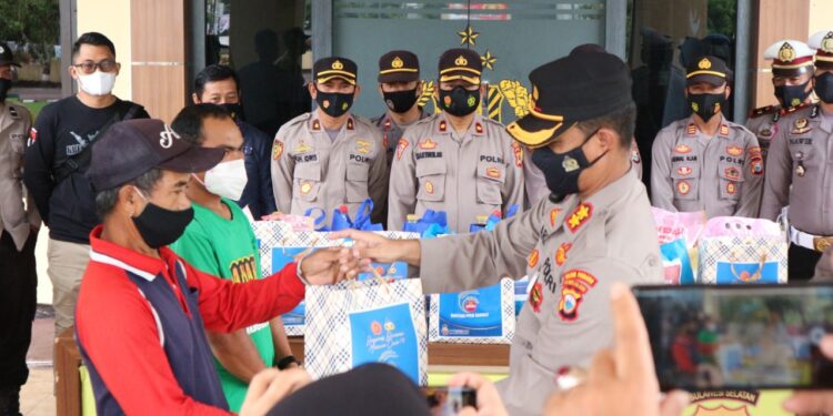 Kapolres Pinrang Serahkan Bantuan Sembako Secara Simbolis Kepada Warga Yang Terdampak PPKM Darurat