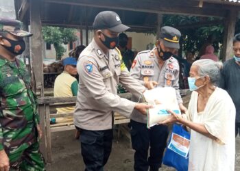 Kapolsek Lembang: Bantuan ini Adalah Bentuk Kepedulian TNI-Polri Terhadap Masyarakat Saat PPKM Darurat.