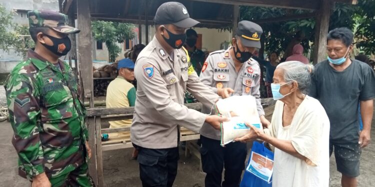 Kapolsek Lembang: Bantuan ini Adalah Bentuk Kepedulian TNI-Polri Terhadap Masyarakat Saat PPKM Darurat.