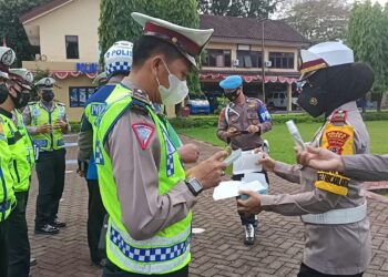 Kasat Lantas Polres Maros Pimpin Apel Pagi untuk Beri Arahan dan Semangat Kepada Personel Yang Akan Bertugas di Lapangan