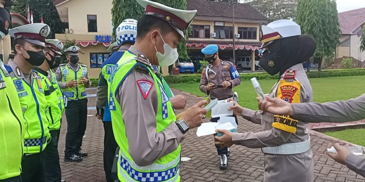 Kasat Lantas Polres Maros Pimpin Apel Pagi untuk Beri Arahan dan Semangat Kepada Personel Yang Akan Bertugas di Lapangan
