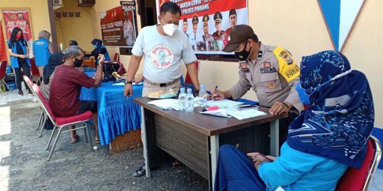 BKTM Polsek Urban Watang Sawitto Aktif Mengarahkan Warga Untuk Menerima Vaksinasi Covid-19 Tahap Ke II