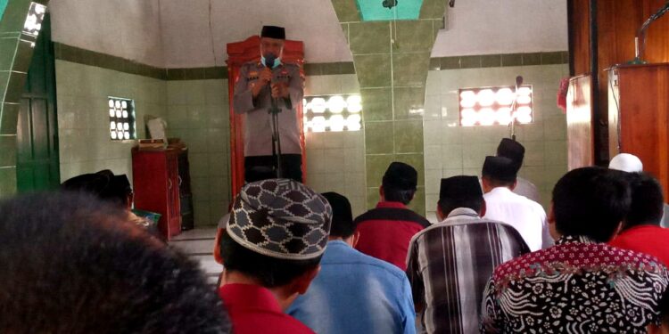 Kapolsek Lembang Beri Imbauan Protkes dan Kamtibmas di Mesjid Nurul Jama’a Buttu Sappa