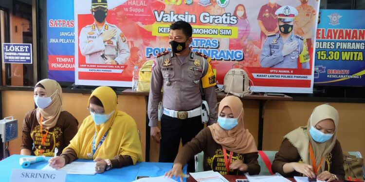 Satuan Lalu Lintas Polres Pinrang Beri Vaksin Gratis Bagi Pemohon SIM
