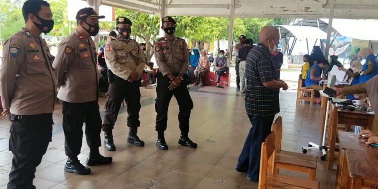 Polsek Urban Watang Sawitto Lakukan Pengamanan Pemberian Vaksin Tahap 2 di Tribun Lapangan Lasinrang