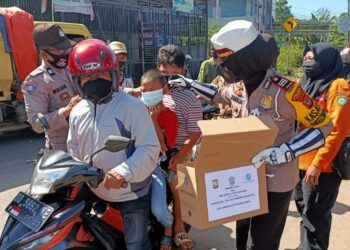 Satlantas Polres Maros Mendistribusikan Batuan Sebagai Bentuk Kepedulian Terhadap Masyarakat Yang Berdampak Covid-19
