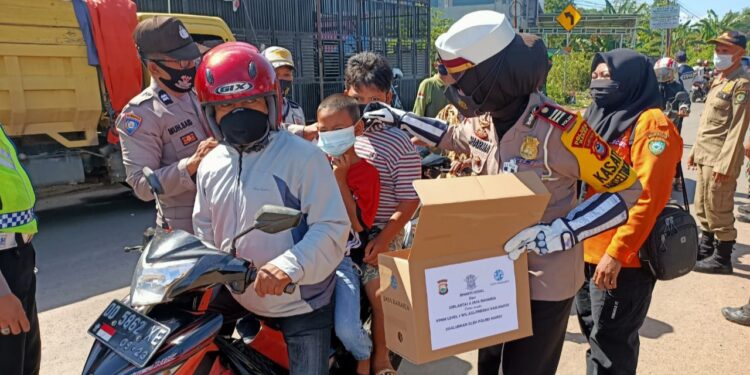Satlantas Polres Maros Mendistribusikan Batuan Sebagai Bentuk Kepedulian Terhadap Masyarakat Yang Berdampak Covid-19
