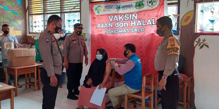 Tidak Kenal Lelah, Polsek Urban Watang Sawitto Lakukan Pemantauan Pemberian Vaksin Kepada Masyarakat