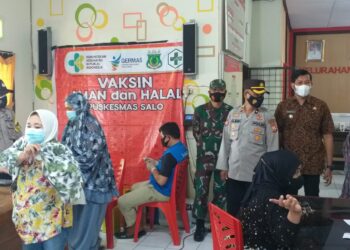 Antisipasi Gangguan, Personel Polsek Urban Watang Sawitto Lakukan Pengamanan Dalam Pemberian Vaksin Untuk Masyarakat