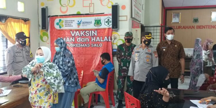 Antisipasi Gangguan, Personel Polsek Urban Watang Sawitto Lakukan Pengamanan Dalam Pemberian Vaksin Untuk Masyarakat