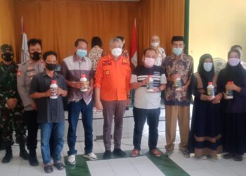 Bupati Pinrang Didampingi Kapolsek Lembang, Menyerahan Pupuk Cair Secara Simbolis Kepada Kelompok Tani Se-Kecamatan Lembang