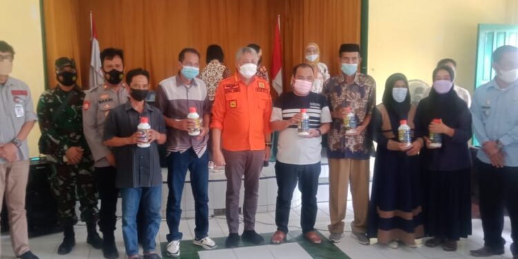 Bupati Pinrang Didampingi Kapolsek Lembang, Menyerahan Pupuk Cair Secara Simbolis Kepada Kelompok Tani Se-Kecamatan Lembang