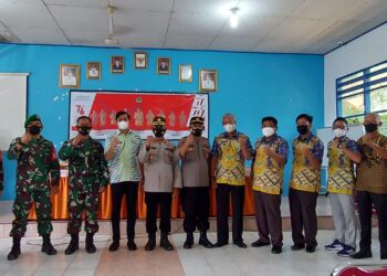 Polsek Urban Watang Sawitto Lakukan Pengawalan Dalam Pembagian Batuan Pupuk Cair Dari Pemerintah