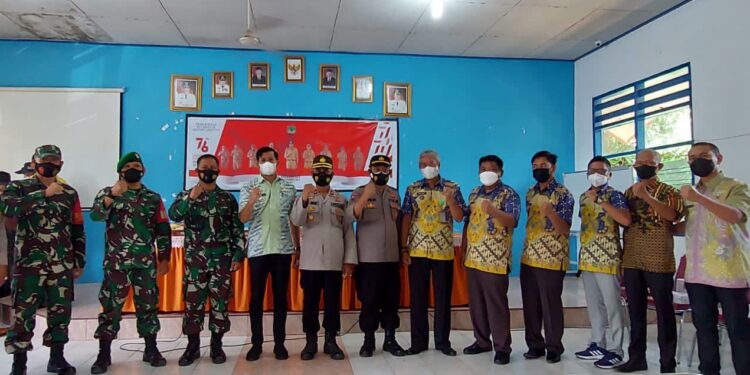 Polsek Urban Watang Sawitto Lakukan Pengawalan Dalam Pembagian Batuan Pupuk Cair Dari Pemerintah