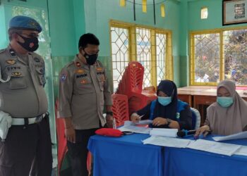 Pemberian Vaksin Untuk Pelajar, Personel Polsek Urban Watang Sawitto Hadir Untuk Beri Rasa Aman