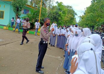 Unit Satlantas Polsek Urban Watang Sawitto Beri Sosialisasi Kamsebtibcar Lantas Untuk Pelajar