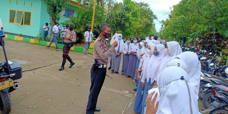 Unit Satlantas Polsek Urban Watang Sawitto Beri Sosialisasi Kamsebtibcar Lantas Untuk Pelajar