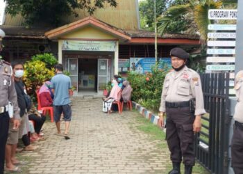 Unit Samapta Polsek Urban Watang Sawitto Berperan Aktif Dalam Mengawal Vaksinasi Di Wilayah Hukumnya