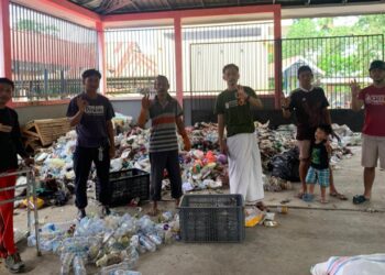 Pemuda Kecamatan Lembang Terjun Langsung Kelola Sampah Warga