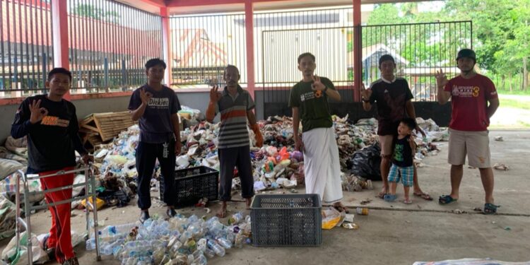 Pemuda Kecamatan Lembang Terjun Langsung Kelola Sampah Warga