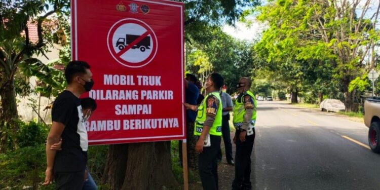 Antisipasi Kemacetan Area Jembatan Timbang, Satlantas Polres Sidrap Pasang Spanduk Imbauan di Beberapa Titik