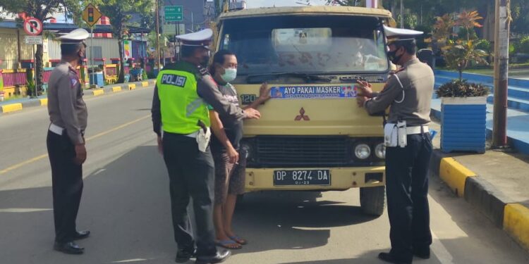 Tak Kenal Lelah Satlantas Polsek Urban Watang Sawitto Dalam Memberi Imbauan Patuhi Protokol kesehatan